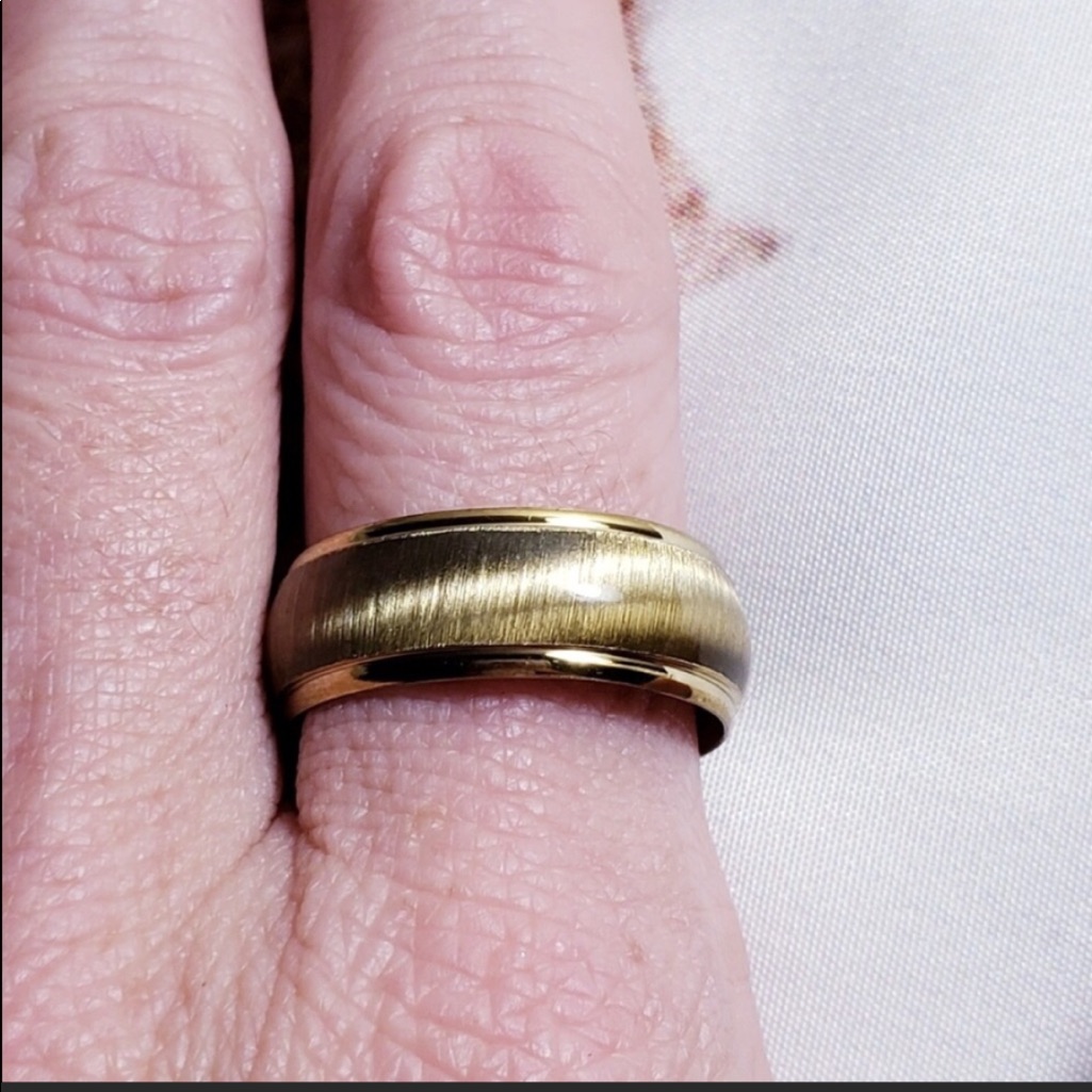 Nwt Exclusively Fancy Titanium Goldish Ring